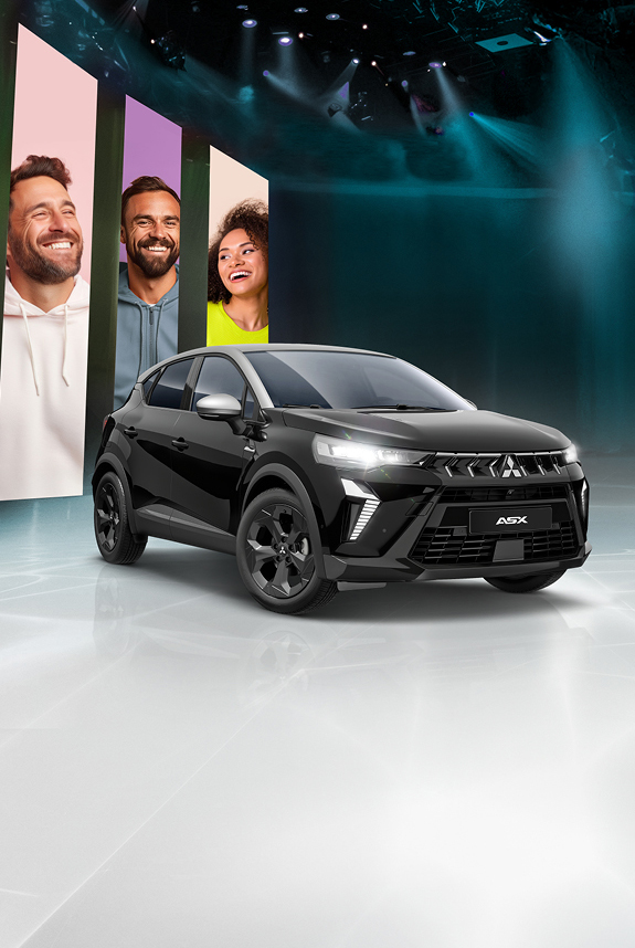 Mitsubishi ASX Black in Schwarz mit drei lächelnden Personen im Hintergrund vor blauem Bühnen-Setting